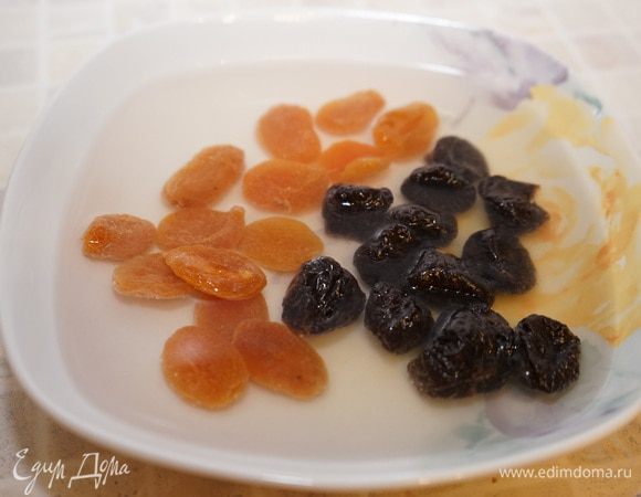 Когда мясо замаринуется, подготовим сухофрукты – замочим их ненадолго в воде.