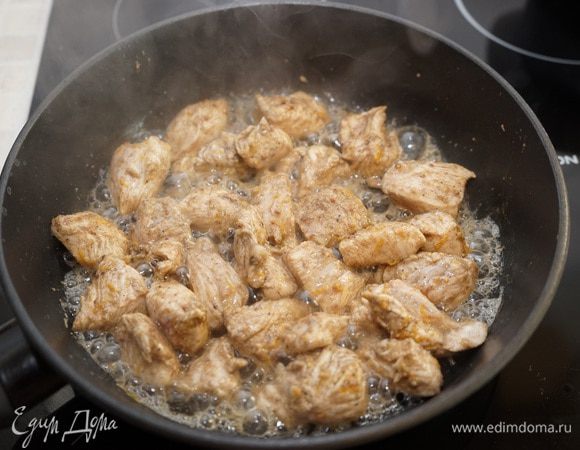 В сковороде разогрейте 1 ч.л. оливкового масла и выложите на нее мясо вместе с маринадом. Быстро обжарьте, помешивая, до зарумянивания. Затем надо влить немного воды, накрыть крышкой и тушить минут 15 на среднем огне. Добавляем сухофрукты и готовим еще 5-10 минут до готовности. Попробуйте на соль, если необходимо – подсолите. Может хватить и маринада для просолки.