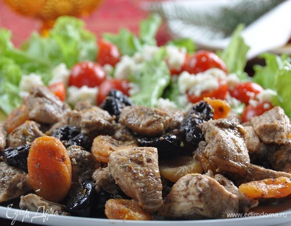 Тёплое мясо посыпать листиками розмарина (у меня сушёный) и можно подавать.