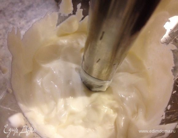 К творогу добавить мед , остывшее кипяченое молоко, ванилин, взбить блендером.