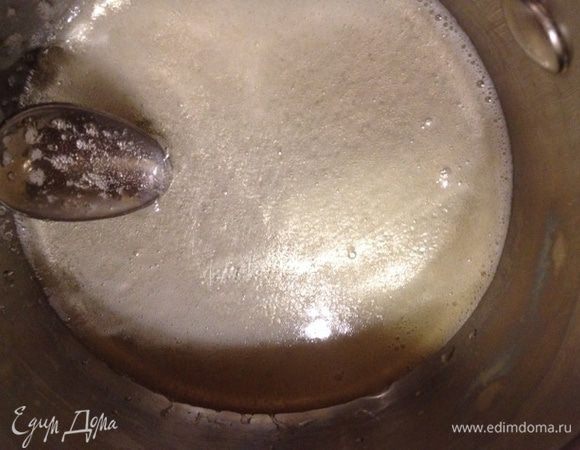 Желатин залить водичкой, дать набухнуть.