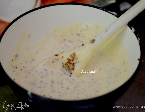 Приготовить “шубу”, смешав майонез и три следующих ингредиента.