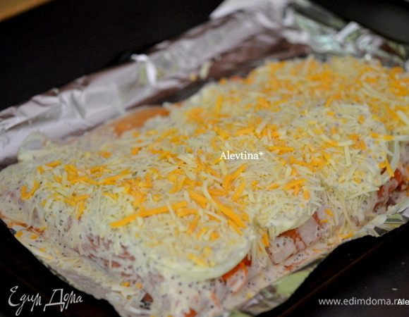 Выложить поверх рыбы, затем тертый сыр пармезан и тертый сыр моцарелла или чеддар.
