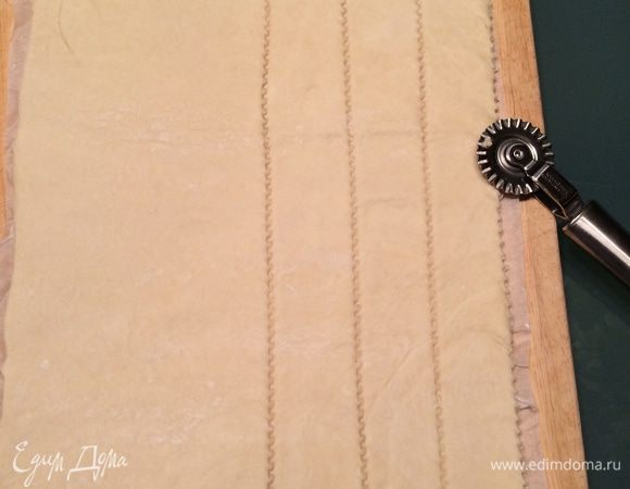 Слоеное тесто раскатать тонко и нарезать на ломтики 3-4 см.