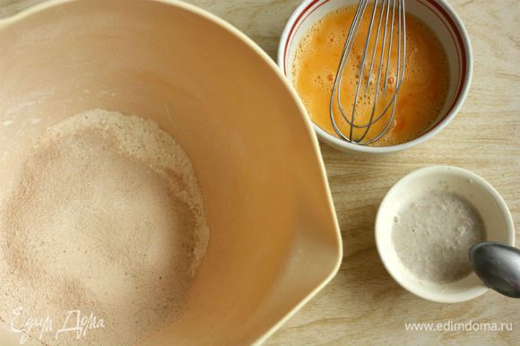 В маленькой миске растворите дрожжи в молоке. В отдельной миске объедините просеянную гречневую и пшеничную муку, сахар, соль, добавьте яйца, дрожжи и половину молока. Тщательно перемешайте ручным венчиком, чтобы не осталось комочков. Теперь добавьте оставшееся молоко и взбейте снова. Накройте миску пищевой плёнкой и оставьте в тёплом месте на 1 час.