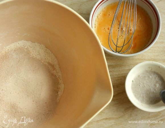 
 В маленькой миске растворите дрожжи в молоке.

В отдельной миске объедините просеянную гречневую и пшеничную муку,  сахар, соль, добавьте яйца, дрожжи и половину молока. Тщательно перемешайте ручным венчиком, чтобы не осталось комочков. Теперь добавьте оставшееся молоко и взбейте  снова.
Накройте миску пищевой плёнкой и оставьте в тёплом месте на 1 час.

