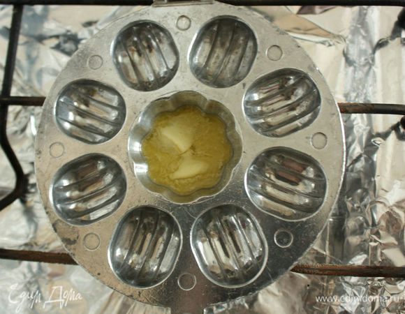 
Нагрейте "ореховую" форму на среднем огне.

Растопите немного масло в углублениях вашей формы или смажьте кистью.