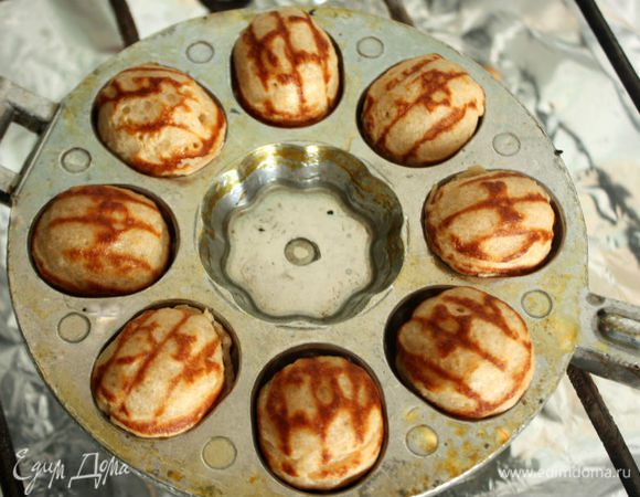 
переверните каждый пофферчес, используя две деревянные зубочистки. Обычной вилкой не очень удобно это делать, для пофферчес существуют специальные двузубые деревянные вилочки.