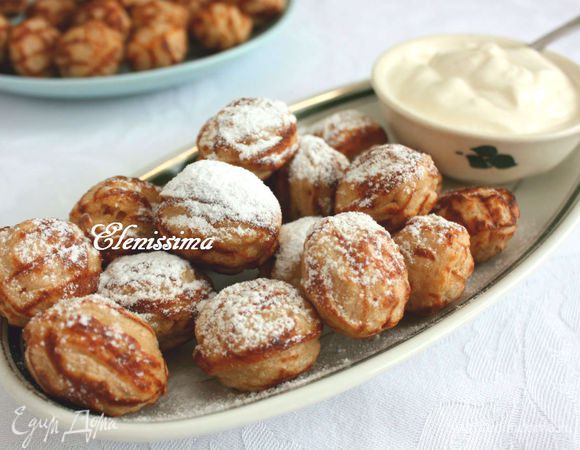 Подавайте горячими с кусочком сливочного масла, присыпав сахарной пудрой.

Со сметанкой тоже отлично улетают! :) Приятного аппетита! 