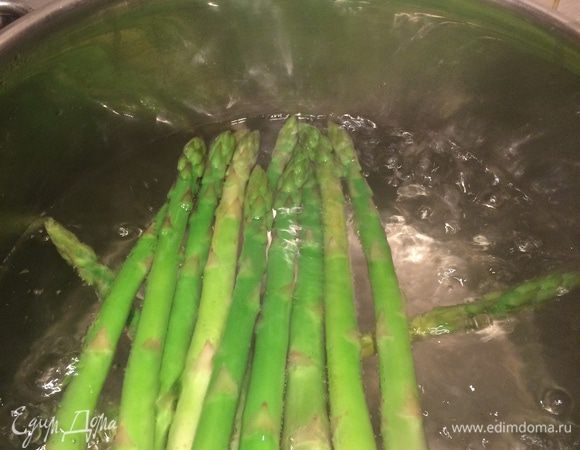 В кипящей воде отварить спаржу 5 мин.