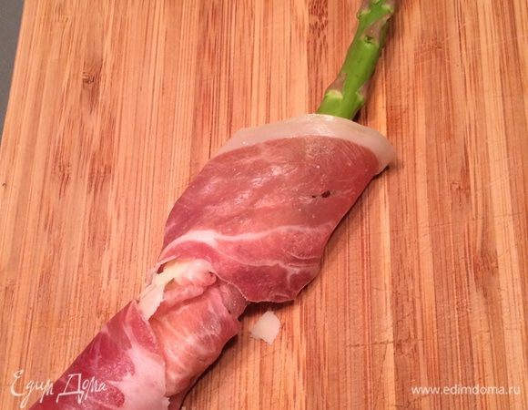 Затем выложить спаржу и скрутить рулетиком.