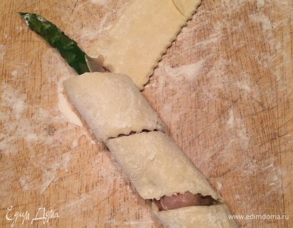 Всю красоту- вкусноту завернуть в ломтик слоеного теста, снова скрутить, свертеть.