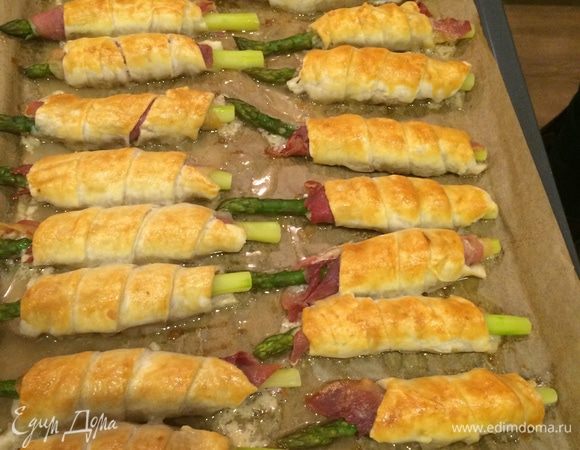 Выложить рулетики на противень, про бумагу для выпечки не забываем.
Запекаем в духовке 35 мин на 180, я яйцом не смазываю, тесто у меня такое, что не требует дополнительной нагрузки. 