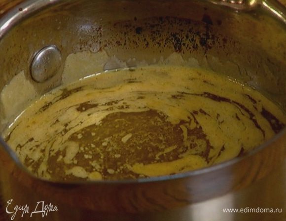 Влить апельсиновый сок и прогревать, пока сахар не растворится.