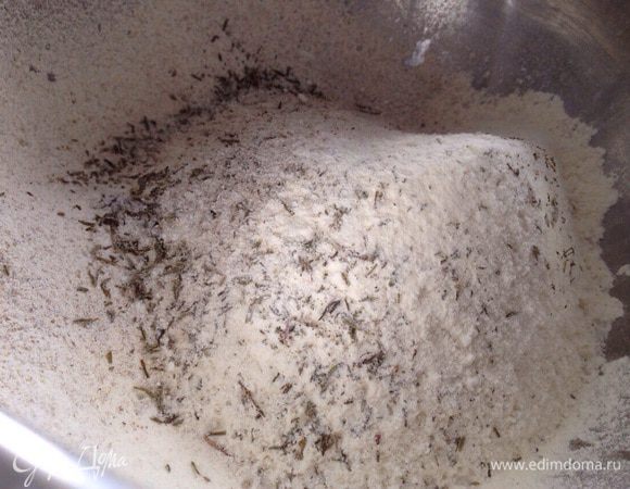 В миску просеять два вида муки, добавить соль, тимьян и розмарин. Перемешать.