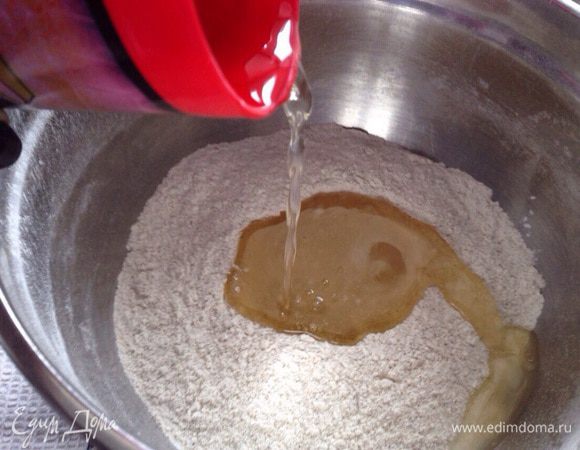 Воду соединить с растительным маслом и влить к сухим ингредиентам.