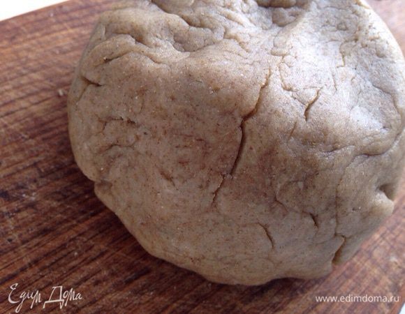 Замесить мягкое и эластичное тесто.