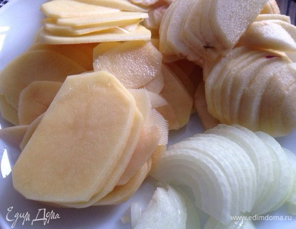 Для начинки:
Яблоки (1-2шт.) и картофель (2-3шт.) вымыть, очистить, нарезать тонкими слайсами. Лук (не большой) полукольцами.