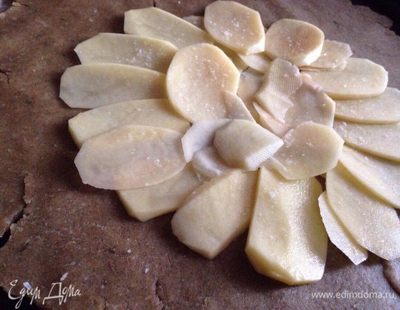 По кругу внахлест, выложить слой картофеля, соль, перец.