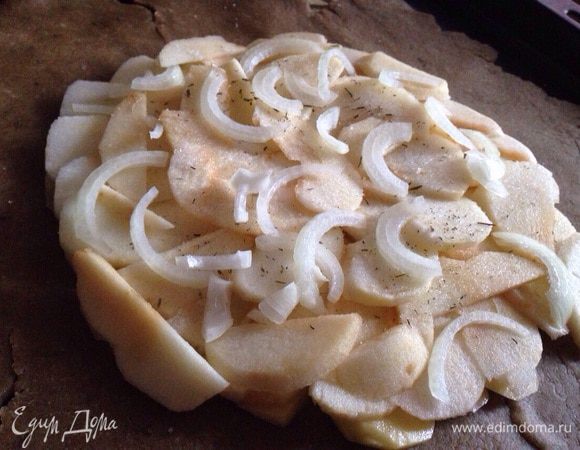 Слой яблок, половины лука, щепотка сахара и тимьян.