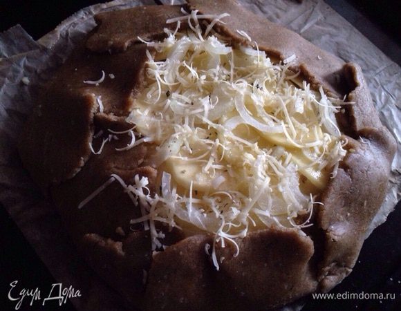 И последний слой картофеля, лука, чуть соли, тимьян и перец. Завернуть внутрь края галеты. Сверху начинки положить несколько кусочков сливочного масла и присыпать все тертым сыром (на ваш вкус).
Выпекать при температуре 180С 30-40 минут.