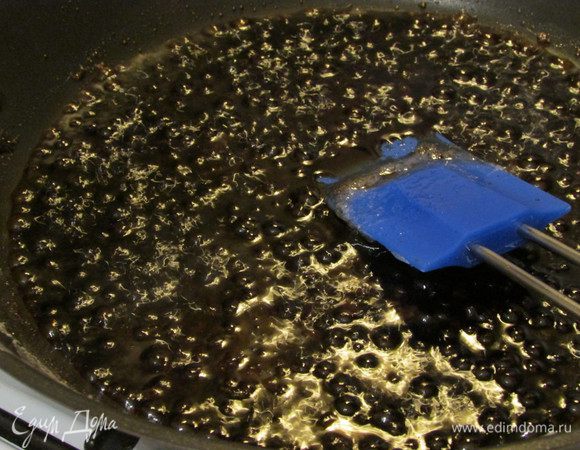 Добавьте бальзамический уксус. Доведите до кипения и томите на среднем огне 2-3 минуты, энергично помешивая, пока сахар не растворится (от уксуса он сначала кристаллизуется).