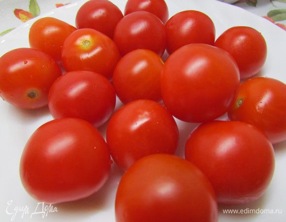 Помидоры вымойте.