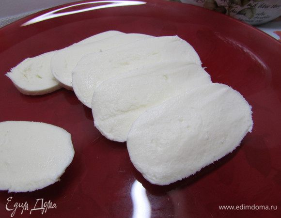 Разрежьте моцареллу на кружочки.