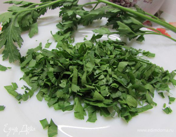 Вымойте петрушку (можно заменить на базилик), обсушите, отделите зелень и крупно нарежьте.