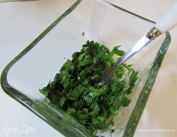 Смешайте зелень петрушки  с 2 ст. л. оливкового масла.
