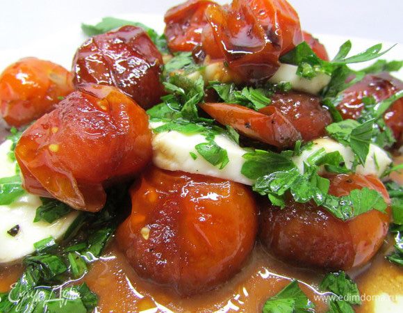 Сложите томаты и моцареллу в пирамидки. По желанию посыпьте морской солью и крупно молотым черным перцем.