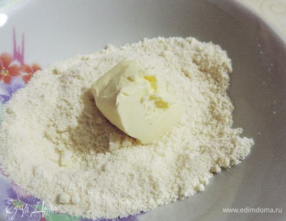 Первым делом займемся штрейзелем. Смешиваем муку, миндальную муку (можно заменить молотым миндалем), сахар, добавляем холодное сливочное масло.