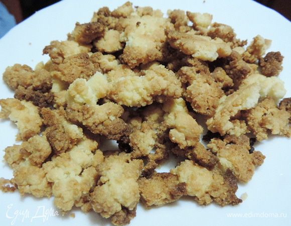 Крошка должна стать золотистого цвета. На фото видно, что я свою слегка передержала.