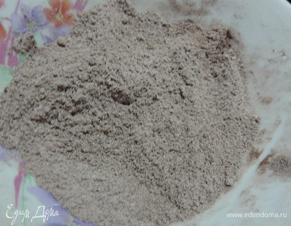 Теперь примемся за бисквит. Смешаем и просеем муку, миндальную муку, какао и разрыхлитель.