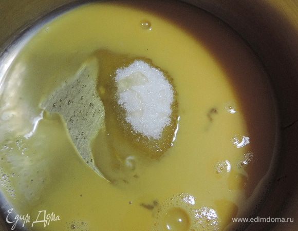 Смешиваем яйца (можно взять одно крупное яйцо), сахар и жидкий мед.