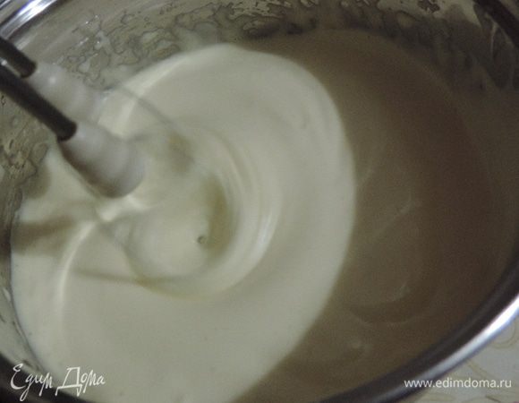 Взбиваем до побеления массы и увеличения в объеме примерно в три раза. Это займет 8-10 минут.