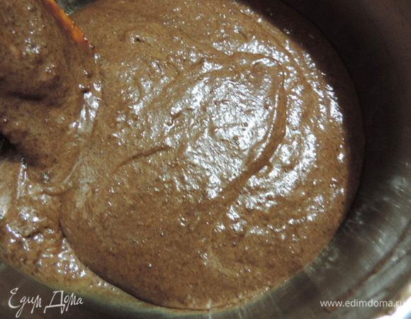 В 2 приема примешиваем сухие ингредиенты. Перемешиваем лопаткой сверху вниз. от краев к центру. Получаем шоколадное тесто.