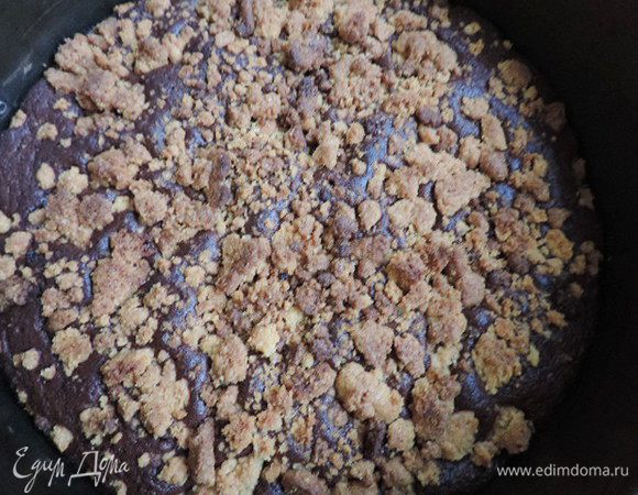 Выпекаем в разогретой до 180 градусов духовке примерно 20 минут. Не дайте подгореть штрейзелю. Готовность можно проверить деревянной шпажкой.