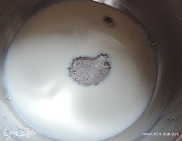 Для мусса с белым шоколадом нам понадобиться сироп глюкозы. Теоретически, его можно заменить либо светлым жидким медом, но может остаться привкус, или опустить вообще, увеличив количество желатина на пару грамм.
Молоко соединяем с глюкозой и ванилином. Доводим до кипения.