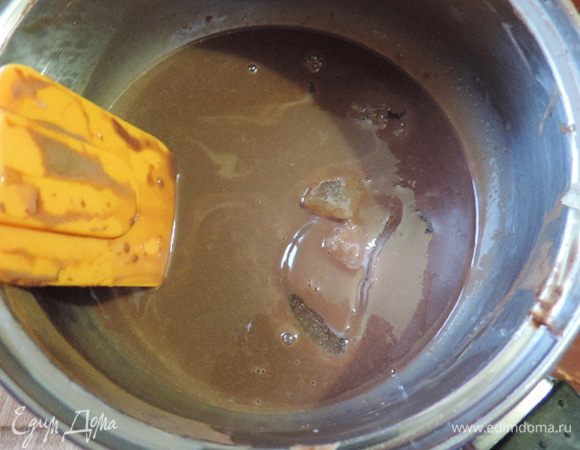 Для мусса с молочным шоколадом молоко нагреть почти до кипения. Всыпать шоколад (плиточный поломать на кусочки) и перемешать до его полного растворения.  Добавляем заранее замоченный в холодной воде (1 ст.л ) желатин и перемешиваем до полной однородности.