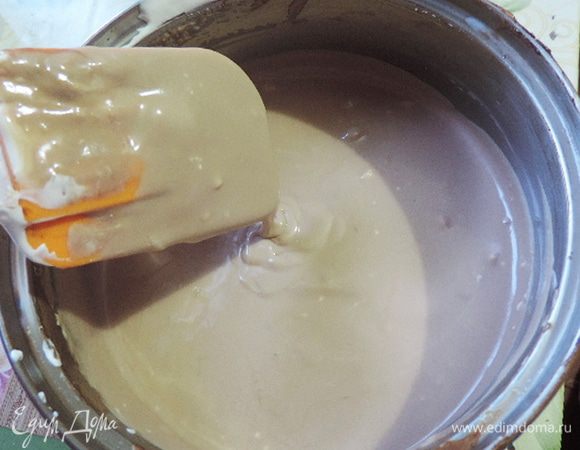 Добавляем в 2 приема оставшиеся взбитые сливки.