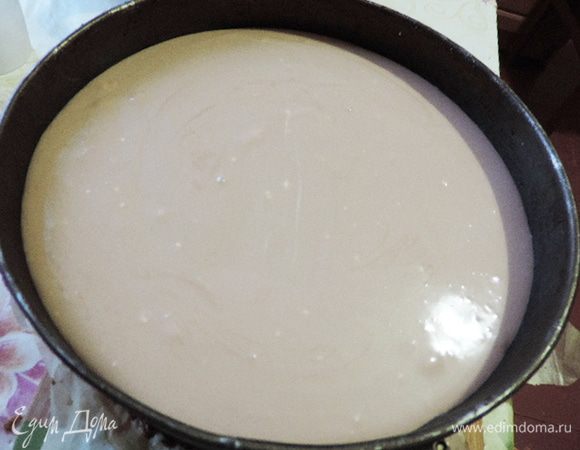 Выливаем наш мусс на затвердевший мусс с черным шоколадом и снова убираем в морозилку, пока мусс не затвердеет. Можно поставить и просто в холодильник, но так мусс будет застывать немного дольше.