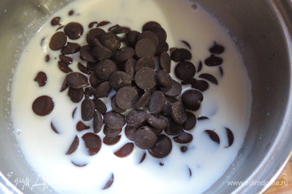Тем временем можно начинать работу над шоколадными муссами. Молоко нагреть почти до кипения. Всыпать шоколад (плиточный поломать на кусочки)...