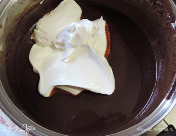 Добавляем в три приема сливки.