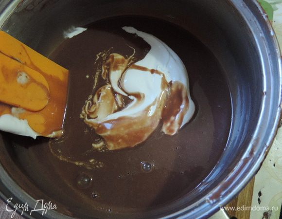 Каждый раз аккуратно перемешиваем лопаткой.