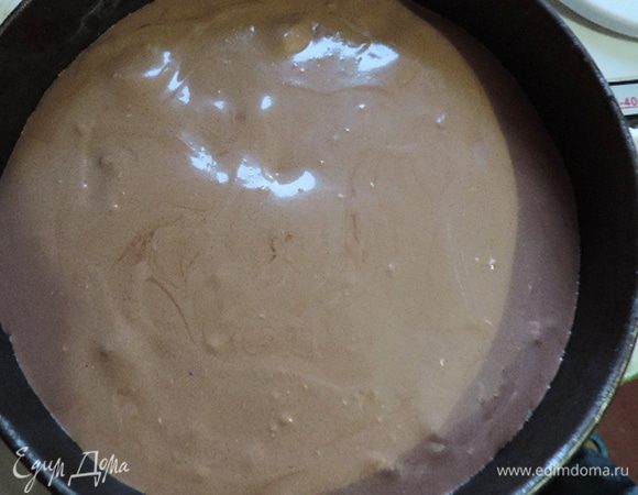 Выливаем наш мусс в форму на хорошо затвердевшие шарики из белого крема. Снова убираем форму в морозилку.