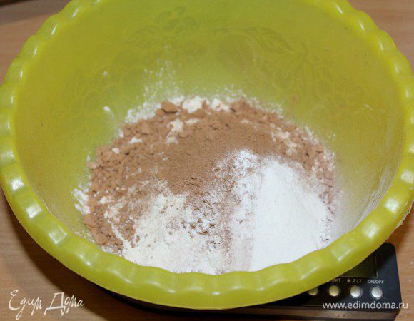 Смешать муку, какао, разрыхлитель