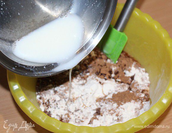 Влить  молоко с сахаром и перемешать.
