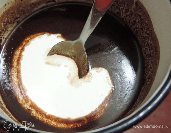 Растопим шоколад и сливочное масло, добавим сливки, перемешаем до однородности.
