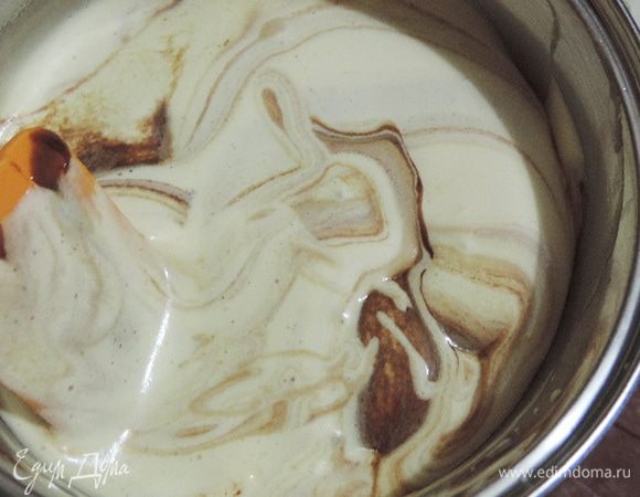 Аккуратно лопаткой смешиваем яичную смесь с шоколадной.